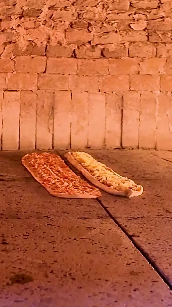 Mevlana Pide’nin taş fırınında pişen uzun pideler