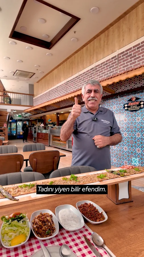 Başakşehir restoranımızda, çini duvarlı fırının önünde Mevlana Pide ekibinden bir kare