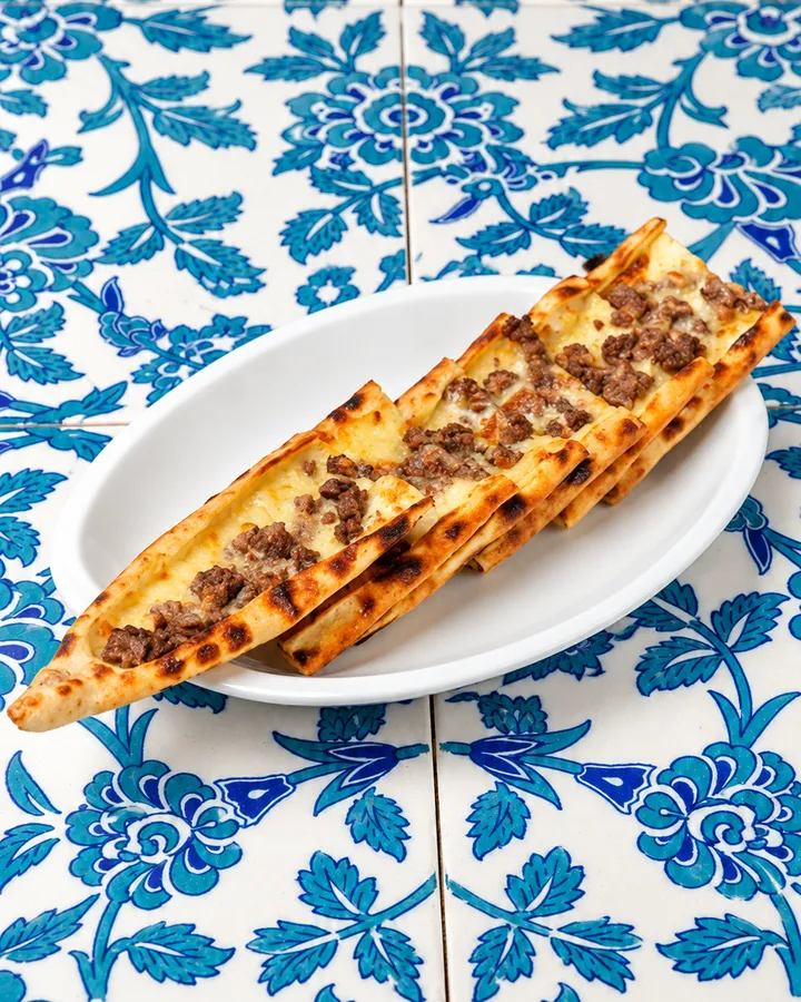 Kavurmalı Kaşarlı Pide