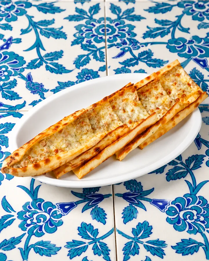 Kuşbaşılı Kaşarlı Pide