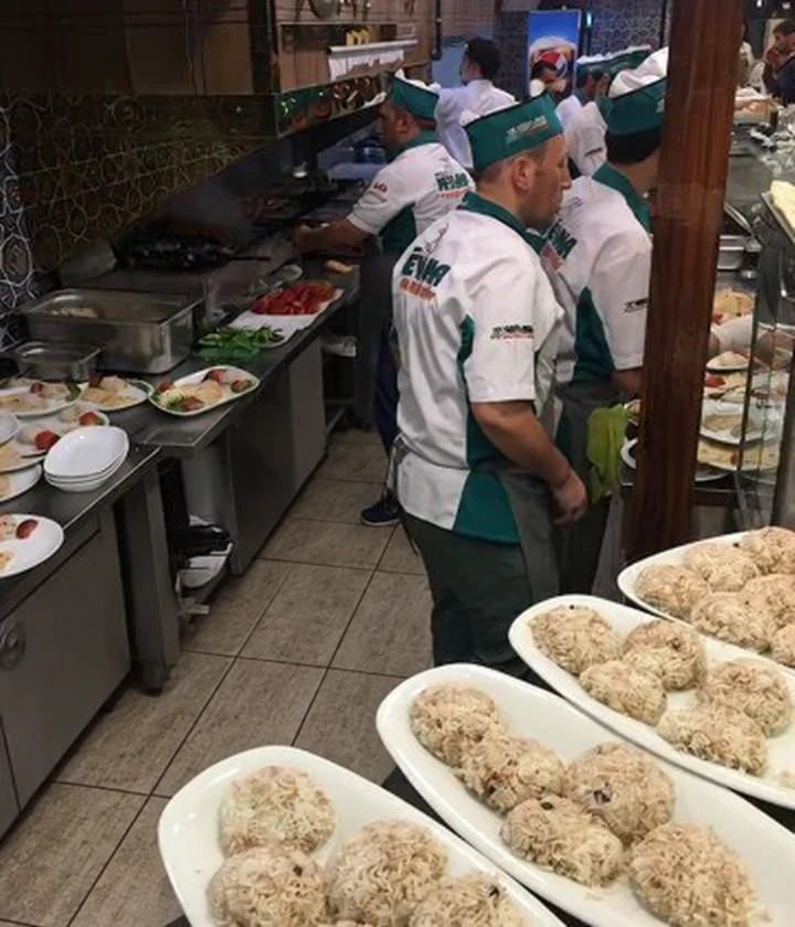 Mutfak arşivimizden, servis tabaklarını birlikte hazırlayan Mevlana Pide ustaları
