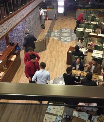 Mevlana Pide Başakşehir restoranının çini motifli duvarları ve yemek salonu