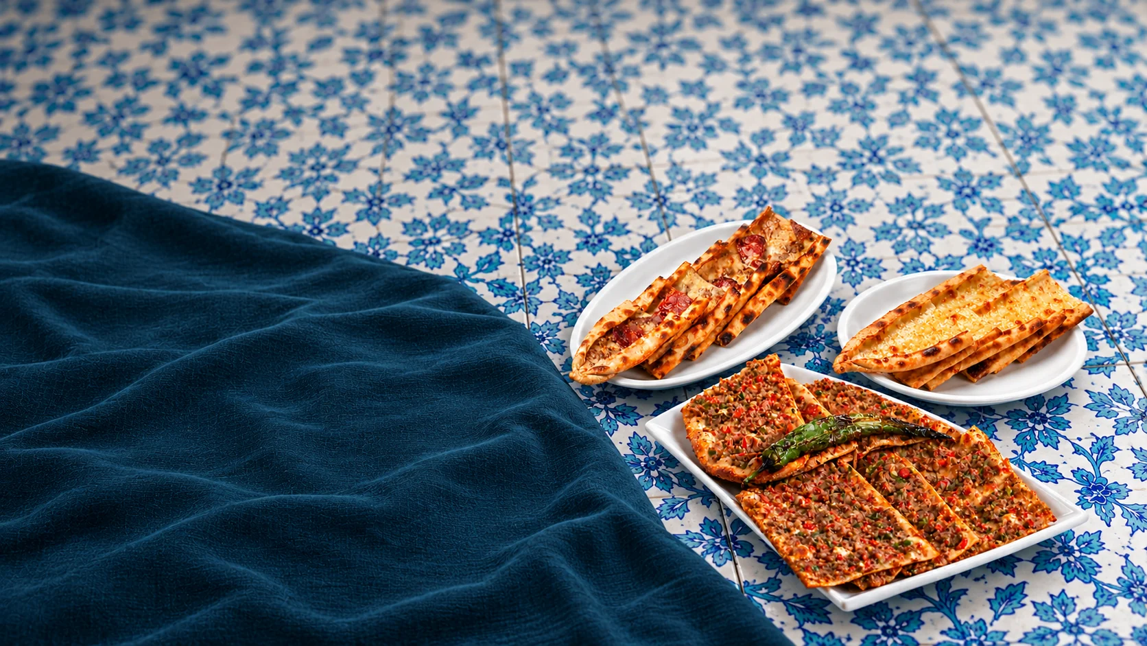 Beyaz tabaklarda etli ekmek, kaşarlı ve karışık pide çeşitleri